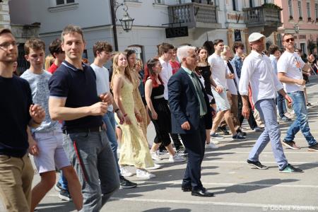 Kamnik danes v znamenju maturantske četvorke, v kateri je zaplesalo preko 200 maturantk in maturantov (115)